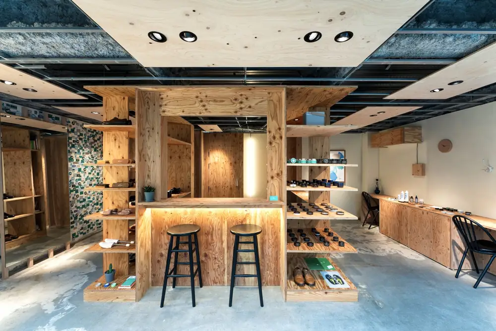 木材を活かしたシューズショップの店舗内装